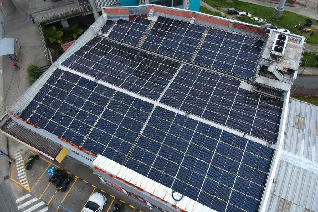 Sistema solar fotovoltaico en Mercaldas La Fuente, Manizales, proyecto desarrollado por Sefic Energy
