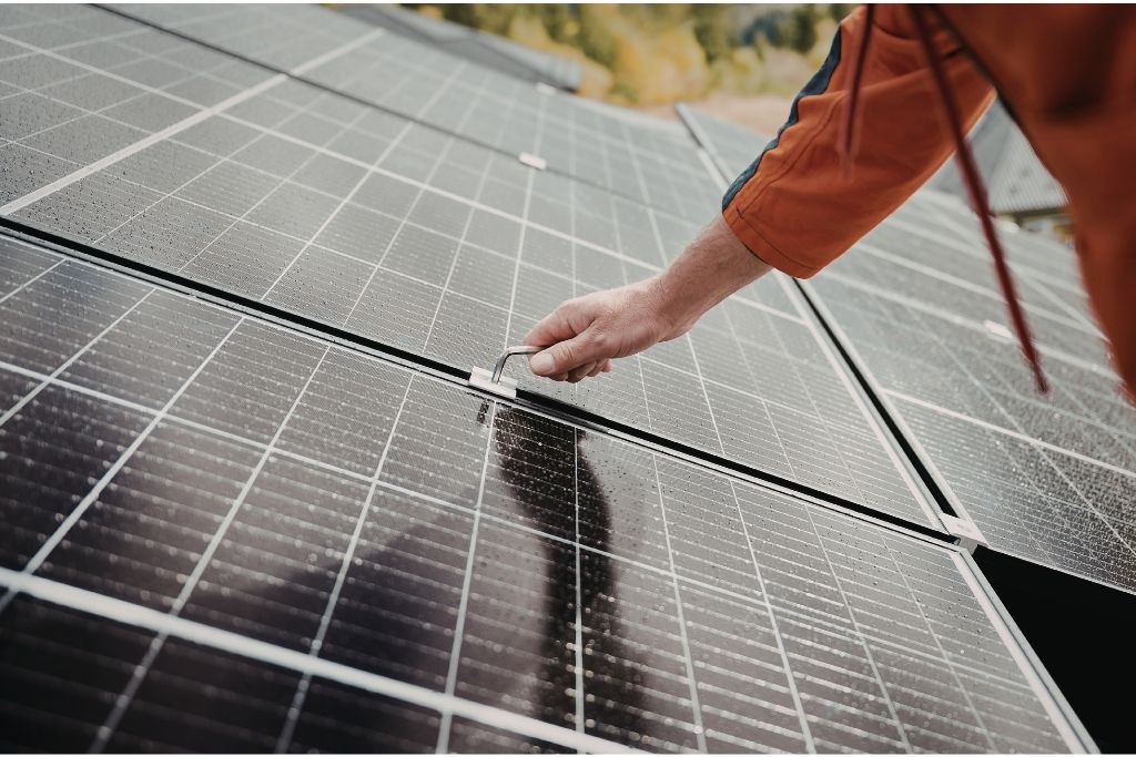 Energía solar para autoconsumo en casa: Instalación profesional y puesta en marcha técnica