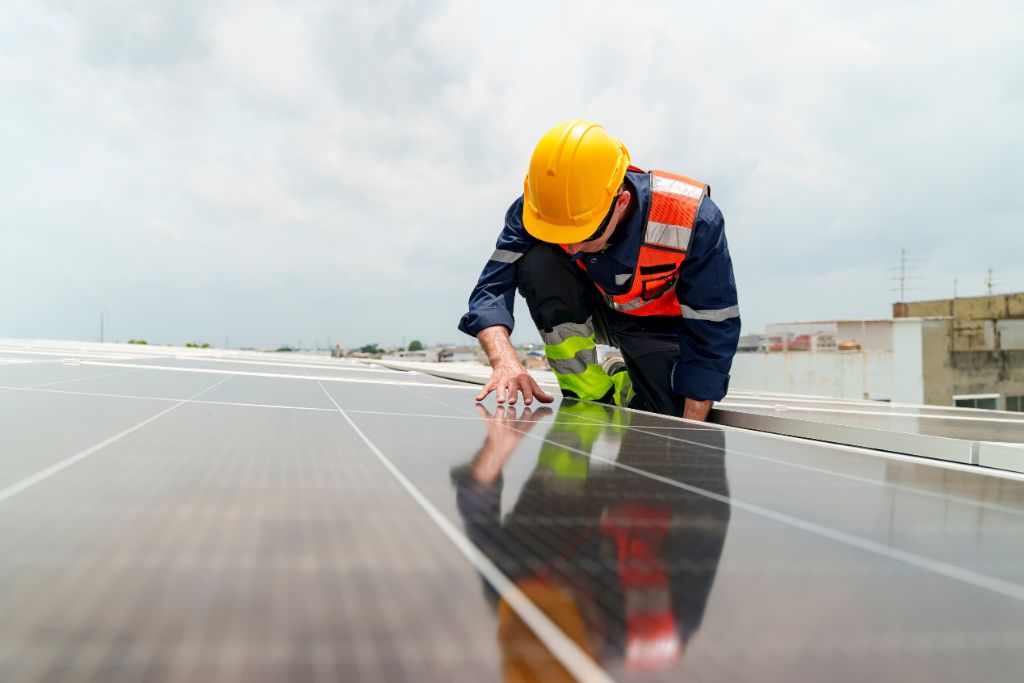 Energía solar para autoconsumo en casa: Mantenimiento y monitoreo inteligente para la longevidad del activo