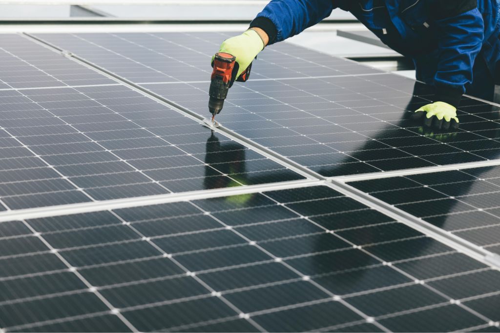 Mantenimiento de paneles solares en Colombia: Las causas ocultas detrás de la caída de eficiencia en una planta solar empresarial