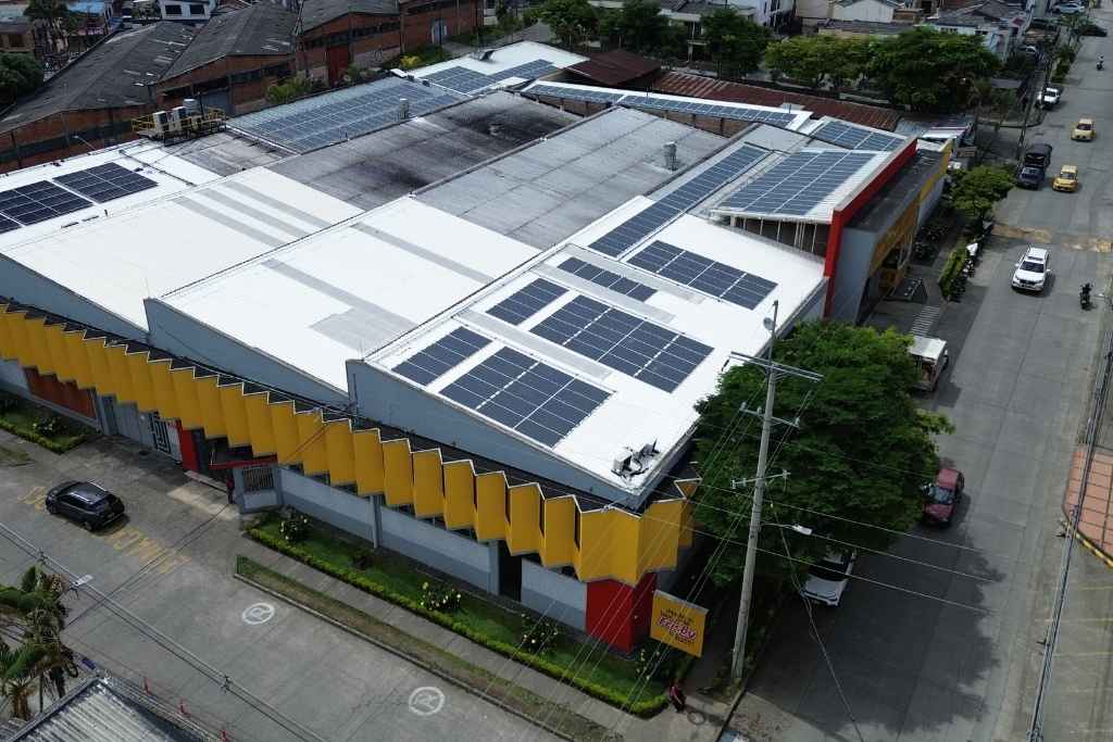 Paneles solares comerciales e industriales: El reto de la eficiencia energética en comidas rápidas