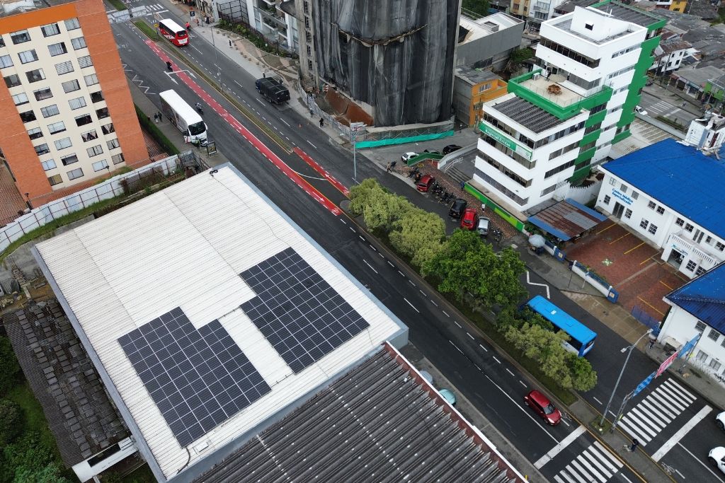 Paneles Solares Sector Automotriz: El reto del consumo eléctrico en concesionarios y talleres mecánicos