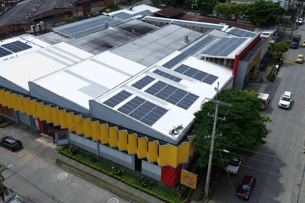 Hito tecnológico: Paneles solares comerciales e industriales semiflexibles pioneros en Latinoamérica