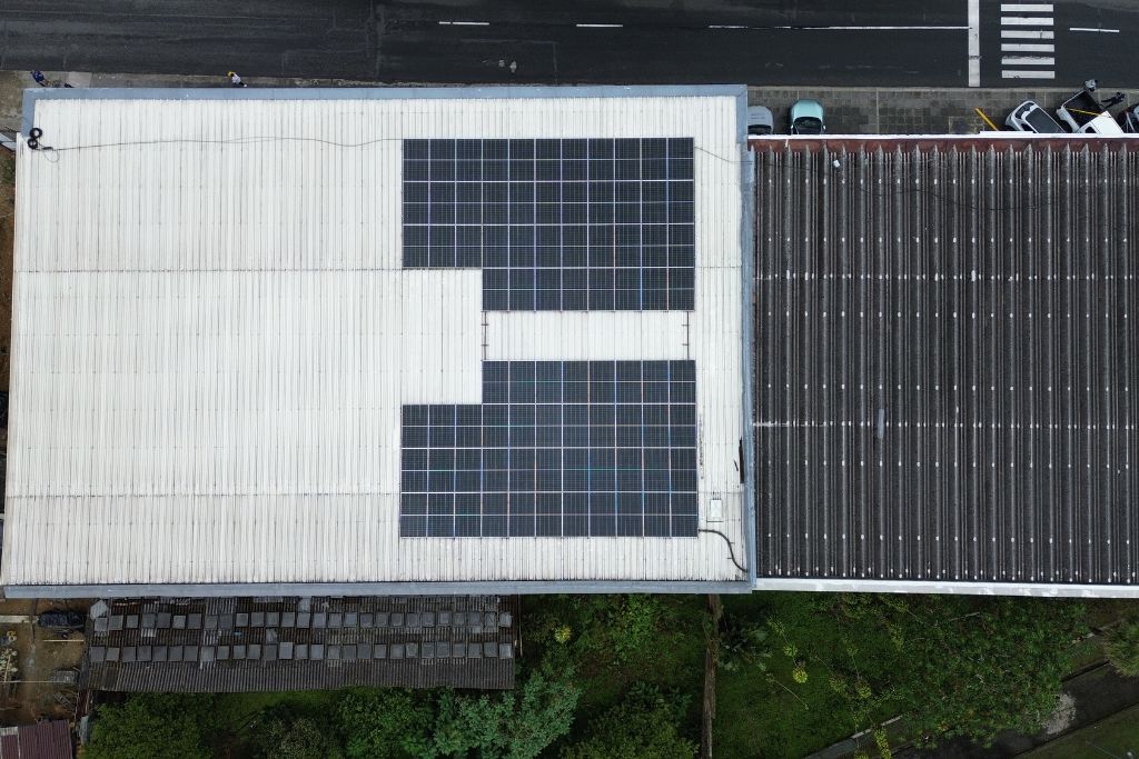 ¿Por qué los paneles solares transforman la operatividad de un centro automotriz?