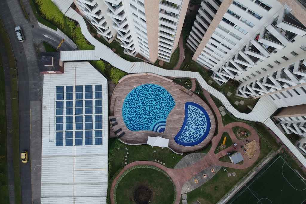 Climatización solar de piscinas en Colombia: cómo reducir el costo de calentamiento con energía solar