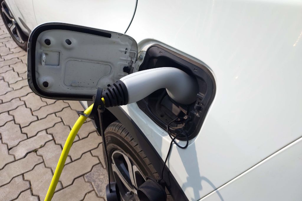 ¿Cuánto cuesta cargar un carro eléctrico en casa con la red frente a la energía solar?