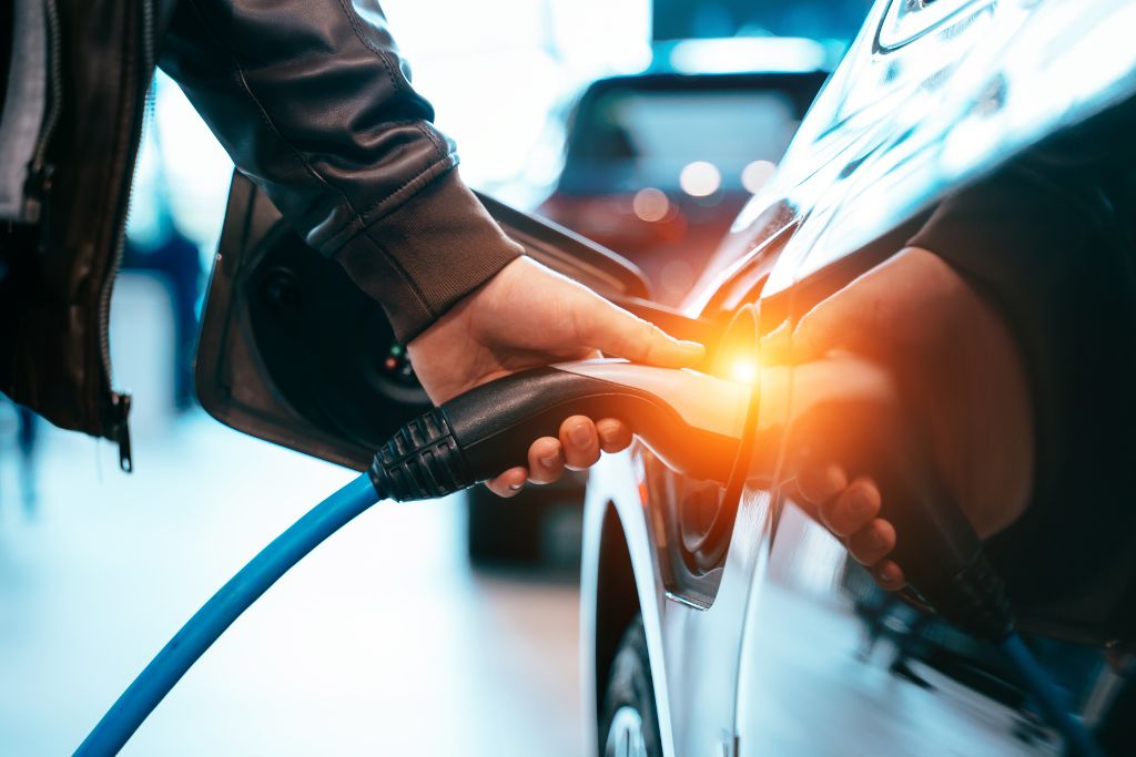 ¿Cómo está creciendo la movilidad eléctrica en Colombia y qué impacto tiene en tu factura de luz?