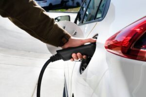 Paneles solares para cargar carros eléctricos en Colombia: ¿realmente vale la pena en 2026?