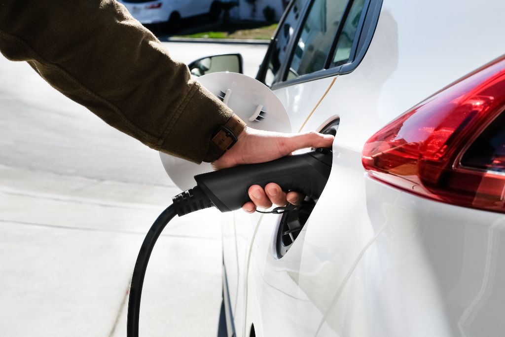 Paneles solares para cargar carros eléctricos en Colombia: ¿realmente vale la pena en 2026?