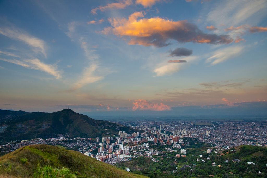¿Cómo influyen el clima y la ubicación de Colombia en el rendimiento de los paneles solares?